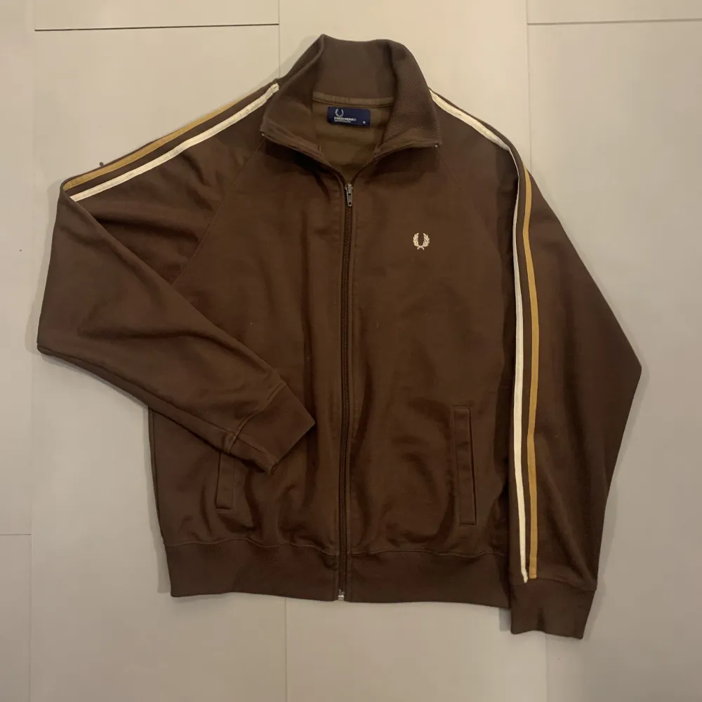 Jätte fin brun fred Perry zip up i väldigt bra skick. Storlek M, Bara skicka ett dm om bilder eller mått. Möts upp i centrala Stockholm men kan också posta. Hoodies.