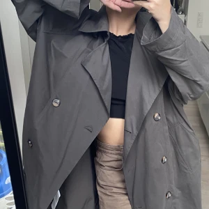 Trenchcoat från Zara - Superfin från Zara, använd 1 gång så mycket gott skick! Nypris 800 kr. Sitter fint på mig som är 162cm och vanligtvis bär storlek S. Trenchcoaten har inget skärp. Frakt tillkommer ❤️