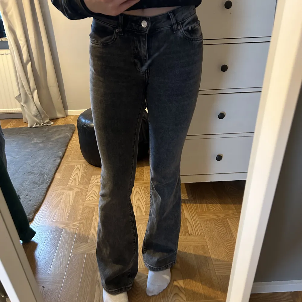 Gråa ”low waist bootcut jeans” från Gina Tricot. Använda nån gång 💕. Jeans & Byxor.
