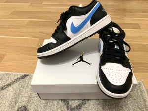 WMNS AIR JORDAN 1 Low  - Använd bara ett par gånger, i väldigt bra skick. Storlek 7. Tvättade och fina 