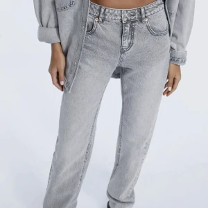 Jeans  - Skit snygga jeans ifrån stradivarius,  säljer då jag inte använt dem tillräckligt mycket💓