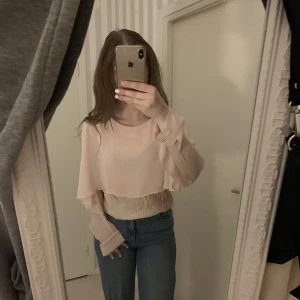 Rosa blus  - Rosa blus från zara woman i storlek xs, men skulle även säga att den passar en s, ärmarna är i resor liknande material 