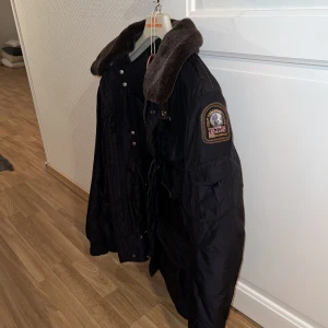 Parajumper jacka - Parajumper jacka portland storlek M. Köpt på Johnells för 6849kr och kvitto finns. Jackan är i bra skick, inga fel eller skavanker.