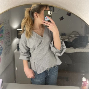 Blus  - Säljer denna super fina tröja från H&M i storlek xs. Den kommer tyvär aldrig till användning.