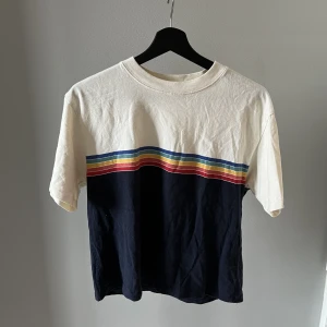 T-shirt Brandy Melville  - T-shirt från Brandy Melville. Storleken är onesize, men sitter bra på mig som är en M. I fint begagnat skick.