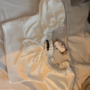 Vit topp - Vit topp från Boohoo i storlek S. Aldrig använd. Puffärmar. 