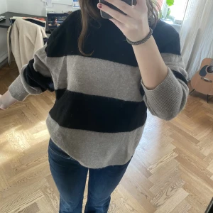 Sjukt najs tröja  - Säljer denna sjukt snygga, mysiga och sköna tjocktröja!🥰 den passar till allt och är perfekt varm!! Den är köpt för 900kr från &otherstories och är som ny💖