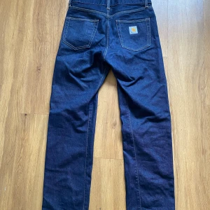 Carhartt WIP - Carhartt byxor/jeans storlek 30W32L som säljs enbart pga lite för stora! I princip nyskick. Köparen står för frakt och pris kan diskuteras 🔅