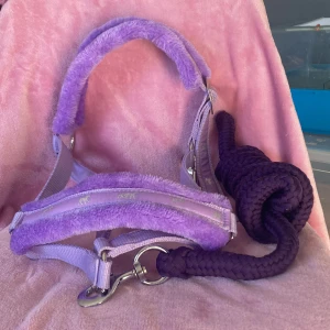 Grimma och grimskaft  - Grimman är i storlek ponny den kostar 70 :-  Grimskaftet TROR JAG är 2 m men är inte säker det kostar 35 :- Eller båda ihop för 90 :- 