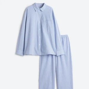 Pyamas set - Säljer detta randiga set ifrån hm, superfint. Säljer både skjortan och byxorna🙌🏼🙌🏼