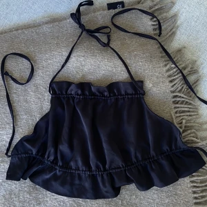 Topp från Gina  - Säljer min topp från Gina Tricot då jag inte använder den! Skicka privat för bättre bilder 🤍