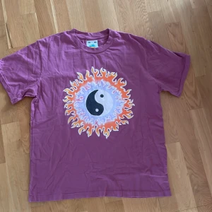 UNIF YIN YANG TEE - Säljer min boxy unif ying yang tee
