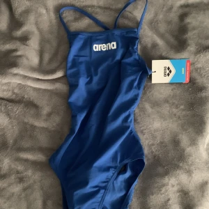 Baddräkt Arena  - Oanvänd baddräkt, säljer då jag köpte två och ena va för liten. Ord pris 499:- Superbra kvalite (har två sådana själv), sitter fint och är svår att få tag på.