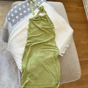 Klänning med djup rygg - Aldrig använd!