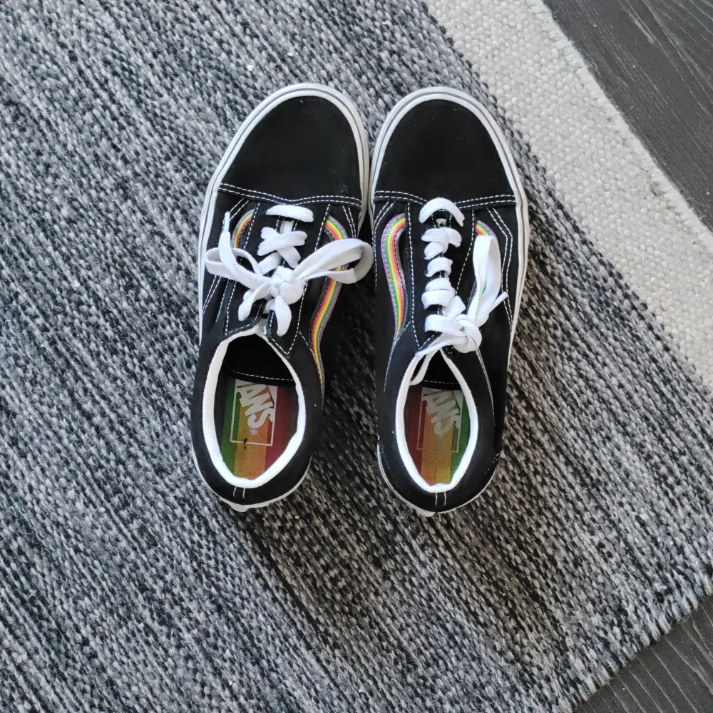 Säger ett par vans i jätte bra skick ✨.dom är nästan o andvända och säljs för att dom har blivit för små.dom är i storlek 37, inköptes för750 och säljs för 360❤️❤️❤️❤️❤️. Skor.