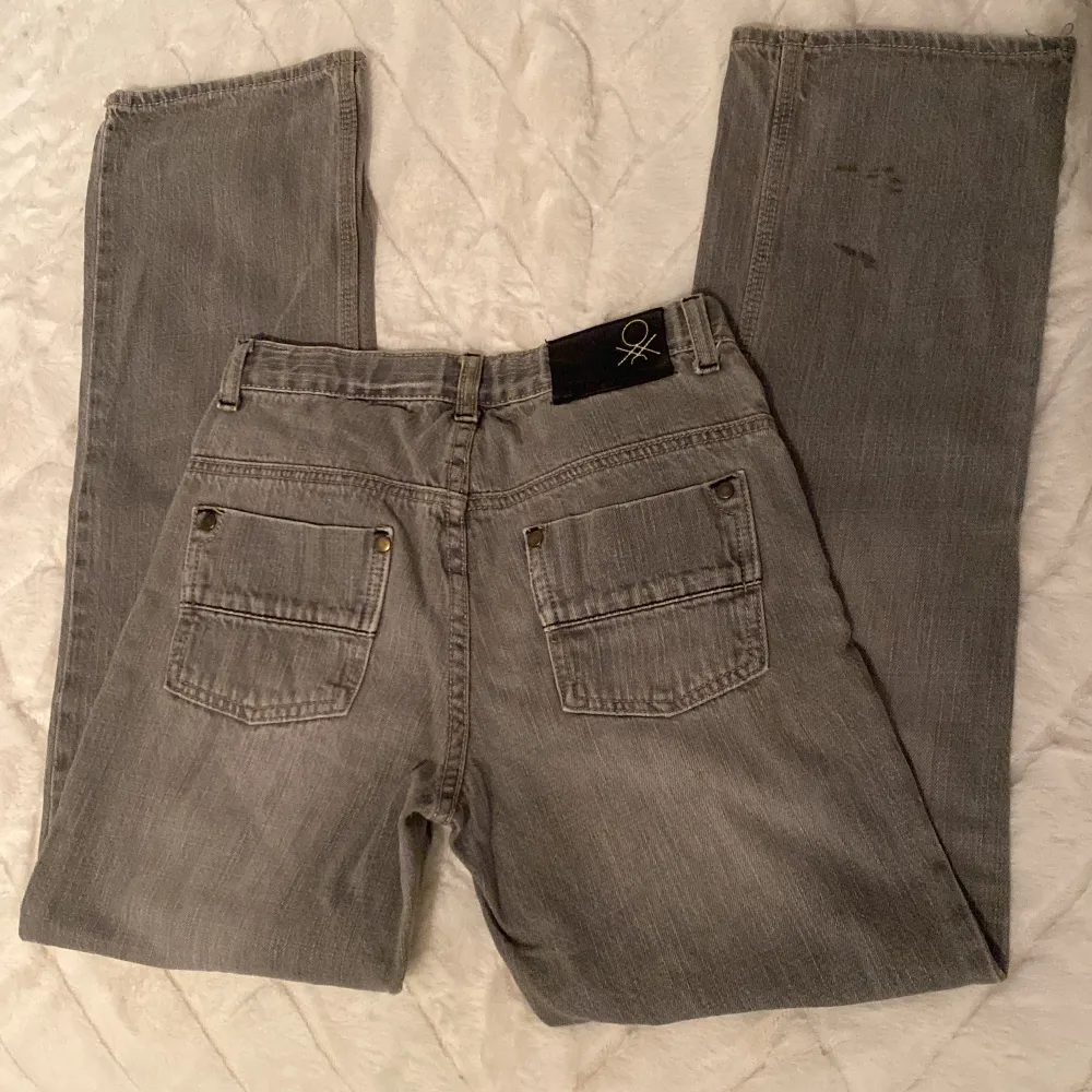 Säljer dessa jeansen från ”Benetton” de är grå lågmidjade bootcut/wide✨, även dessa är för korta på mig som är 165🥹,det står att dem är i storlek xl men det stämmer ABSOLUT INTE!💗 Jag är normalt en xxs-xs och jag kan inte knäppa dem!✨🌷 skriv för mått💗😚. Jeans & Byxor.