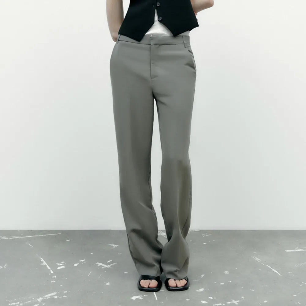 Jättefina gråa kostymbyxor från zara✨ superbra skick och endast använd fåtal gånger, köparen står för frakten. Jeans & Byxor.