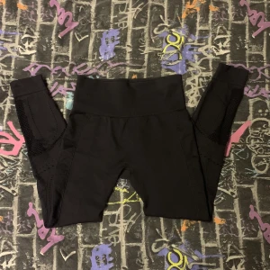 Svarta träningsbyxor - Svarta träningsbyxor från blacc köpta för 299kr || Ser små ut med dem är väldigt stretchiga, är 163cm och dem satt skitbra men säljes pågrund av att jag inte använder dem || Köparen står för frakt ||