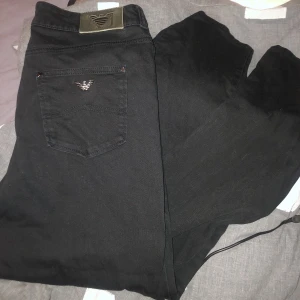 Armani jeans - Unika Armani jeans som inte längre säljs otroligt snygga men passar tyvärr inte längre det står  st 31 jag skulle säga att dom passar s/M( kom privat för mer bilder) är öppen för pris förslag 