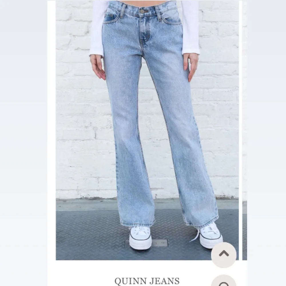 Ett par superfina lågmidjade Quinn jeans från Brandy Melville. Använda men bra skick, köpta för 450kr. Har sprättat upp dem i sömmen längst ner (kontakta för bild💕) och de går ner till hälen på mig som är 167cm lång. Hör av dig vid frågor!. Jeans & Byxor.