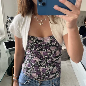 Bolero!! - Så fin vit fluffig bolero som passar att ha över allt!! ❤️