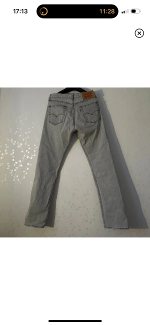 Levi’s 501 ’93 - Levi’s 501 ’93 ljusgråa  Storlek 32/34 Skick 9/10. Mycket bra skick, skulle säga bättre än bilderna lyckas visa, då färgen blev lite off. Skulle säga att de är lite ljusare i dagsljuset. 