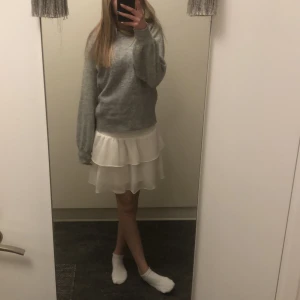 Vit Chelsea kjol  - Jättefin Chelsea kjol som är helt ny, bara använd 3 gånger i somras, inga fläckar och e 10/10 i skick . Nypris 450kr mitt pris 300kr
