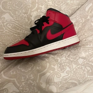  Jordans skor -  Säljer mina jordans skor för använder  dom aldrig. Köpte dom för ett år sen då jag har bra använt dom 3 gånger. Om du kollar Tredje bilden så ser du ett hål i skon så säljer inte dom  för original priset.