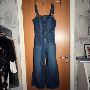 Hängselbyxor - Säljer dessa hängselbyxor fråm H&M. De har en tight passform och utsvängda ben.