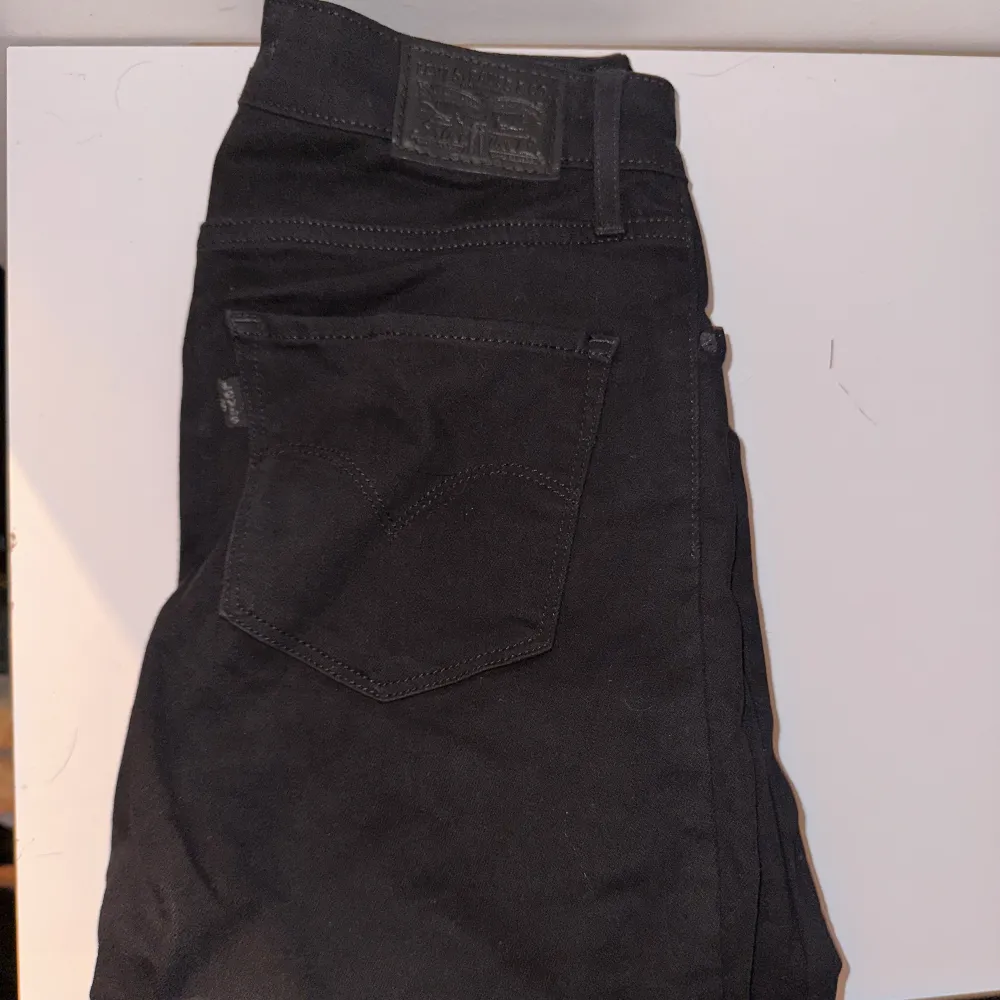 Svarta jeans från Levis storlek 26. Stuprör, väldigt elastiska. Aldrig använda. . Jeans & Byxor.