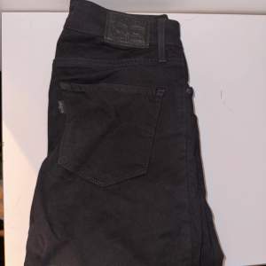 Svarta jeans från Levis storlek 26. Stuprör, väldigt elastiska. Aldrig använda. 