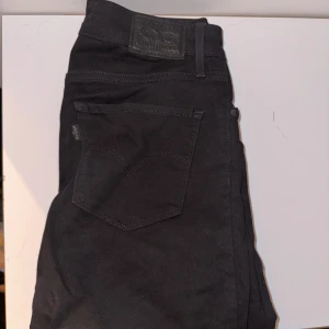 Svarta jeans Levis  - Svarta jeans från Levis storlek 26. Stuprör, väldigt elastiska. Aldrig använda. 