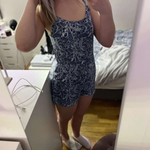 Jumpsuit  - En jumpsuit från Bik Bok i stolek xs. Den är i bra skick inga fläckar hål osv. Kan mötas i Östersund annars står ni för frakten 💕