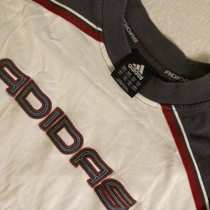 Retro Adidas tshirt - Retro adidas tshirt i tjockare tyg🖤❤️ Tygtryck fram och broderat i nacken