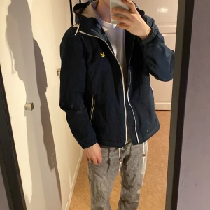 Lyle&scott Jacka - Mörkblå jacka, perfekt för höst vår och sommar Snygg, Bra passform storlek M passar även S