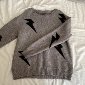 Tröja - Säljer denna tröja ifrån SHEIN💕 köpt för 1,5 år sen ungefär.