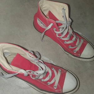Röda converse skor - frakten är 64kr!  nypris: 799kr