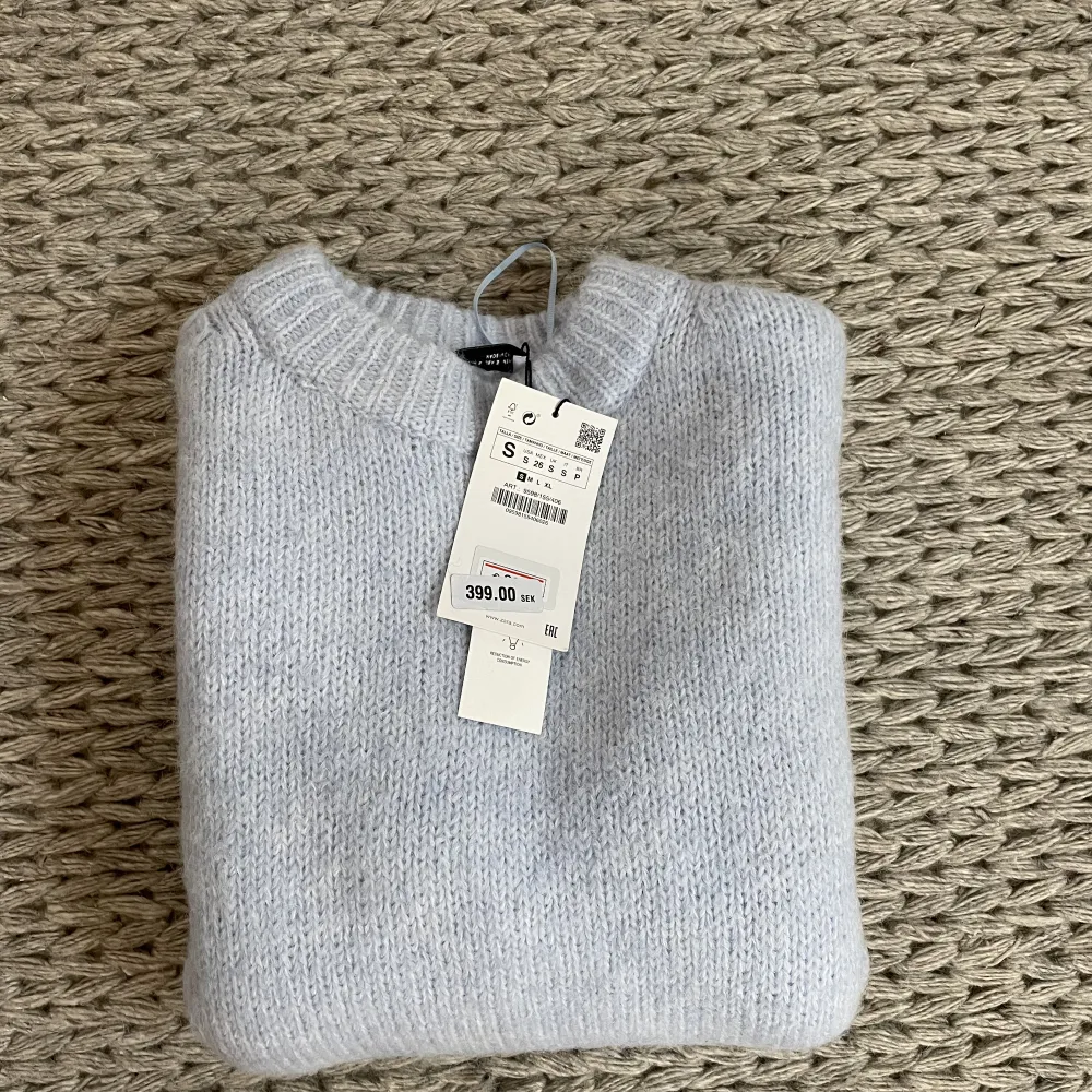 Helt ny tröja från zara med lapp kvar! Stickad i jättefin ljusblå färg😍Nypris är 400 kr, skriv för fler bilder💕Säljer pga storleken. KÖP DIREKT: 349 kr💓. Stickat.