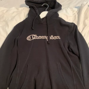 Champion hoodie - Säljer denna hoodie pågrund av att jag aldrig använder den. Stl M men passar lika bra som S. Pris kan diskuteras vid snabbt köp.