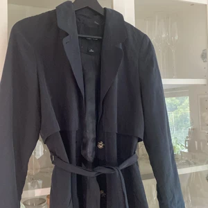 Kappa  - Svart kappa från Monki i fint skick! 