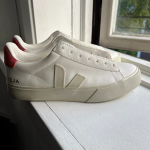 Veja skor  - Helt oanvända! Dock medgår inga snören. Storlek 38   Kom gärna med Bud 😇 Du står för frakt  