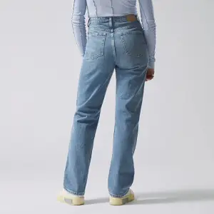Weekday jeans modell ROW. 27/30. Färg: sky blue