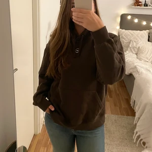 Brun Nike hoodie - Säljer denna hoodie från Nike då den ej kommer till användning! Mjukt tyg i loose fit, fint skick. Skriv vid intresse eller frågor, köparen står för frakten (spårbar)🤍