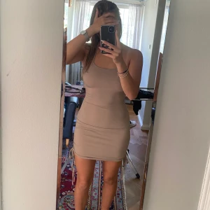 Klänning - Beige klänning. Paketpris om man köper flera plagg!