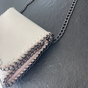 Vit väska  - Säljer min vita väska kan ha runt om sig och även bara hängades vid axlarna. Använd en gång. 