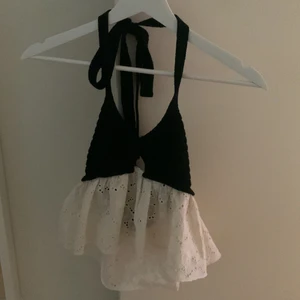 zara topp - säljer min Zara topp då den ej kommer till användning alls, så topp skick!! storlek S  nypris : 250kr  skriv för intresse!!💓💓🙌🏼