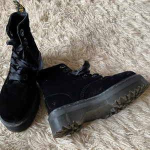 Kängor i sammet med silkessnören - Sååå fina - och bekväma - kängor med plattformssula. 