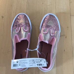  Nya oanvända skor  -  Rosa skor med öron hjärta och glitter med vit sula. Kontakta mig om du undrar nogot 