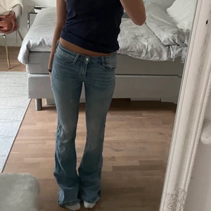 Bootcut jeans - Bootcut jeans från zara som är slutsålda! Är 165cm💕💕 säljer direkt för 500❤️