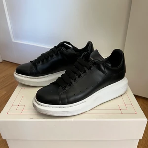 Alexander McQueens Oversized sneakers storlek 35 - Mcqueens i storlek 35, stora i storleken och passar 35 1/2 - 36. Använda ett fåtal gånger och i fint skick! Har endast smuts vid sulan (oundvikligt vid 1 användning). Box och extra skosnören medföljer, köpare står för frakt på 99kr spårbart/116kr rek/förs